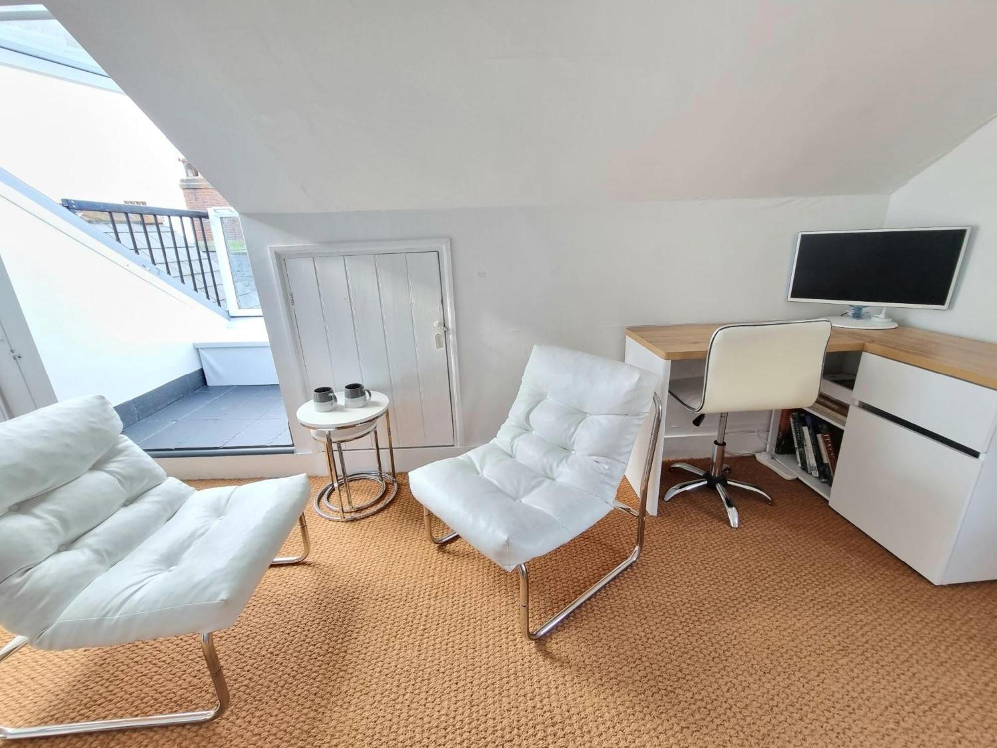 West Hill Retreat Seaview Balcony Chic Loft Studio & Free Parking Hastings Exterior photo
